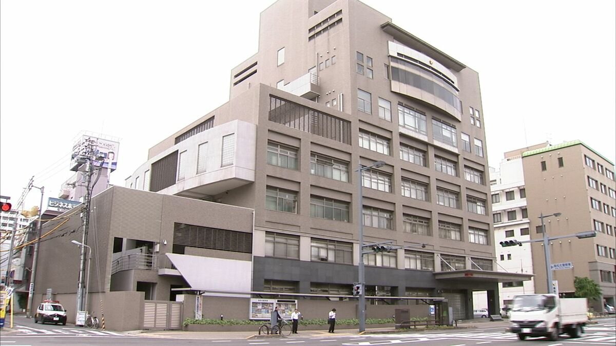 livedoornews's tweet photo. 【通報】警察官に「殺すぞ」脅迫した男を公務執行妨害の容疑で逮捕
https://t.co/psf6HpDE6H

男から「コインランドリーで男女が口論している」と通報があり、駆け付けた警察官に「殺すぞ」と脅迫したため現行犯逮捕した。なお、男女と逮捕された男に関係性はなかった。 https://t.co/ymGegqKUzD