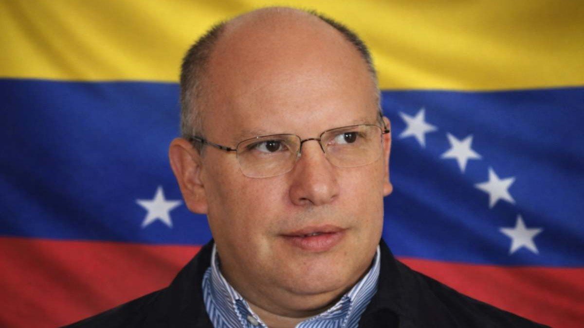EugenioValle64's tweet photo. 🚨 LA UCO ENTRA EN EL MINISTERIO DE BOLAÑOS. Un exviceministro de Chávez, Nervis Villalobos, pidió la nacionalidad 3 veces. Le dijeron NO dos veces. Leire llamó a Bolaños. A la tercera fue la vencida. Venezuela en La Moncloa. 🔁 🇪🇸 https://t.co/tinGWxLeqP