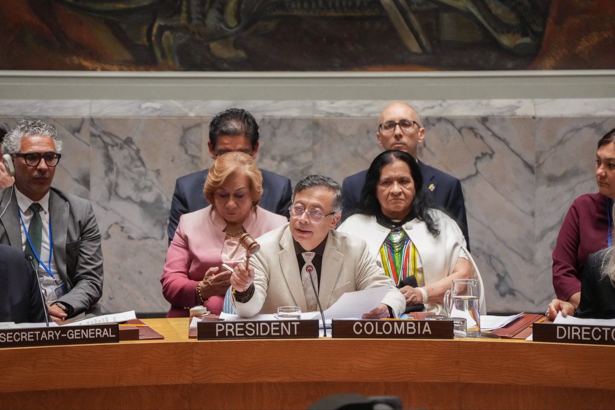 infopresidencia's tweet photo. 📸 Colombia alza su voz en el escenario más importante del multilateralismo mundial. 🇺🇳🇨🇴

El Presidente @petrogustavo llegó a la @ONU_es en Nueva York para asumir la Presidencia del Consejo de Seguridad de las Naciones Unidas y liderar el debate abierto: “Avanzando soluciones políticas en Oriente Medio: mediación y diálogo para una paz duradera”.