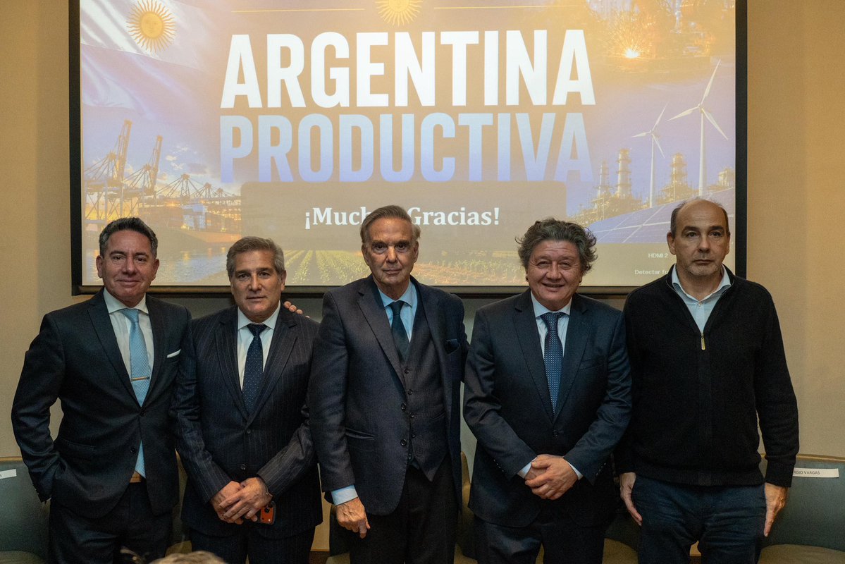 UYL_senadoBA's tweet photo. ARGENTINA PRODUCTIVA 🇦🇷

La Argentina necesita una agenda que priorice la producción, la inversión, el trabajo y el empleo.

Junto a Miguel Ángel Pichetto y al economista Eduardo Setti, debatimos propuestas para impulsar el desarrollo con una mirada federal y de largo plazo. https://t.co/P2WSiYyUMr