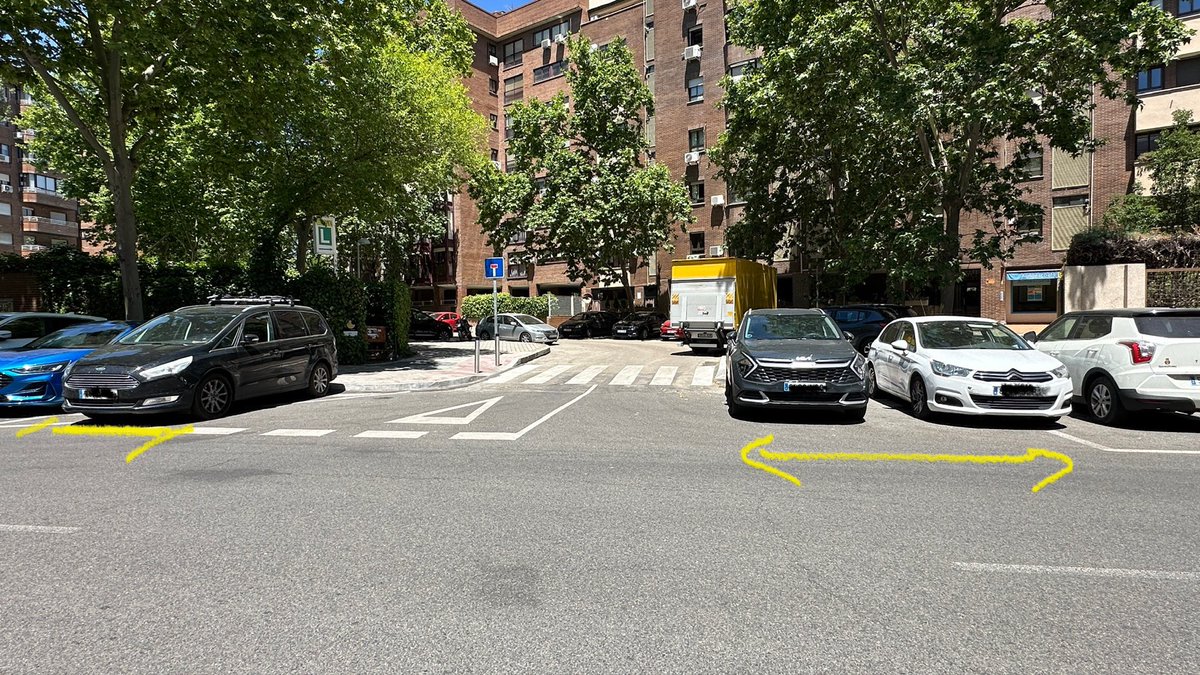 rakel_nm's tweet photo. @policiademadrid @cgm_madrid Lo del aparcamiento en C/Caleruega ya es...
Horas coches aparcados obstruyendo el giro, metiéndose en el paso de cebra
Coches q aparcan fuera de la línea de aparcamiento o encima del cebreado… para q hay marcas viales si no multan a quien no respeta? https://t.co/2nDRf82zMd