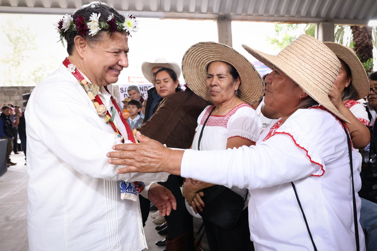 gobiernohidalgo's tweet photo. ¡Obras y apoyos para transformar #Cardonal!
En su quinta visita al municipio, el gobernador @juliomenchaca_ entregó semillas de jitomate y cebada para fortalecer el campo. Además, anunció la rehabilitación de carreteras, pavimentaciones y mejoras en el sistema de agua potable. https://t.co/tjEyeVcT7p