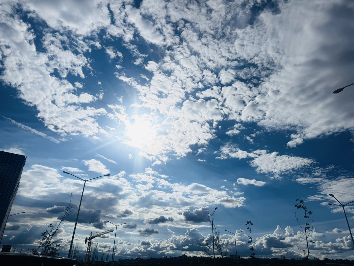 monrub14's tweet photo. Cuando el cielo de Querétaro decide dar espectáculo, solo queda mirar hacia arriba. 🫶🏻💥🌥️
#Mihorafavorita https://t.co/gv3oJZKnUW