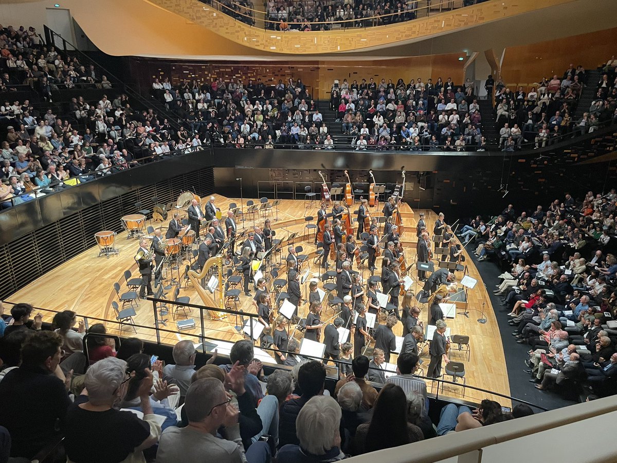 barbagoga's tweet photo. Très beau concerto de schumann par la violoniste Isabelle Faust ce soir à la Philharmonie:  partition virtuose mais  tellement maîtrisée que cela laisse toute la place à l’émotion  et à la légèreté. https://t.co/Lx8lf7DL6e