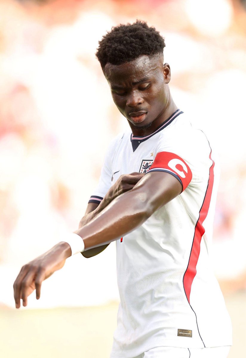 ArsenalBuzzCom's tweet photo. 📸| Bukayo Saka with the captain’s armband for the first time with England! 🏴󠁧󠁢󠁥󠁮󠁧󠁿 https://t.co/UxwnBNiE0p