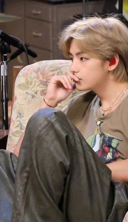 maridobangtan7's tweet photo. senhor por favor que seja verdade o taehyung loiro, eu nunca mais peço nada https://t.co/LyXKPj9Hi4