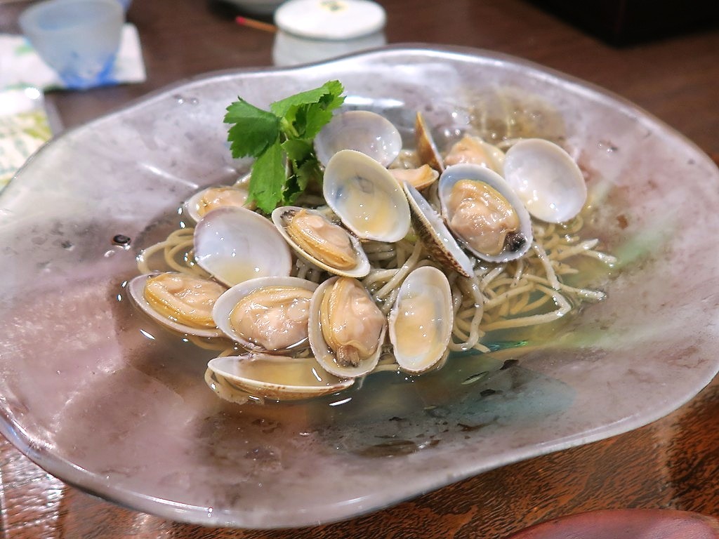 2020yuka's tweet photo. ブログ更新しました。つれづれ蕎麦 ～ 久米川 「手繰りや 玄治」　待ってました！の「冷し浅利蕎麦」  https://t.co/jn4HGqDKZD  #FC2 #FC2ブログ #手打ち蕎麦 #つれづれ蕎麦 #久米川 #手繰りや玄冶 #冷かけそば https://t.co/1rUY3B4Xkq