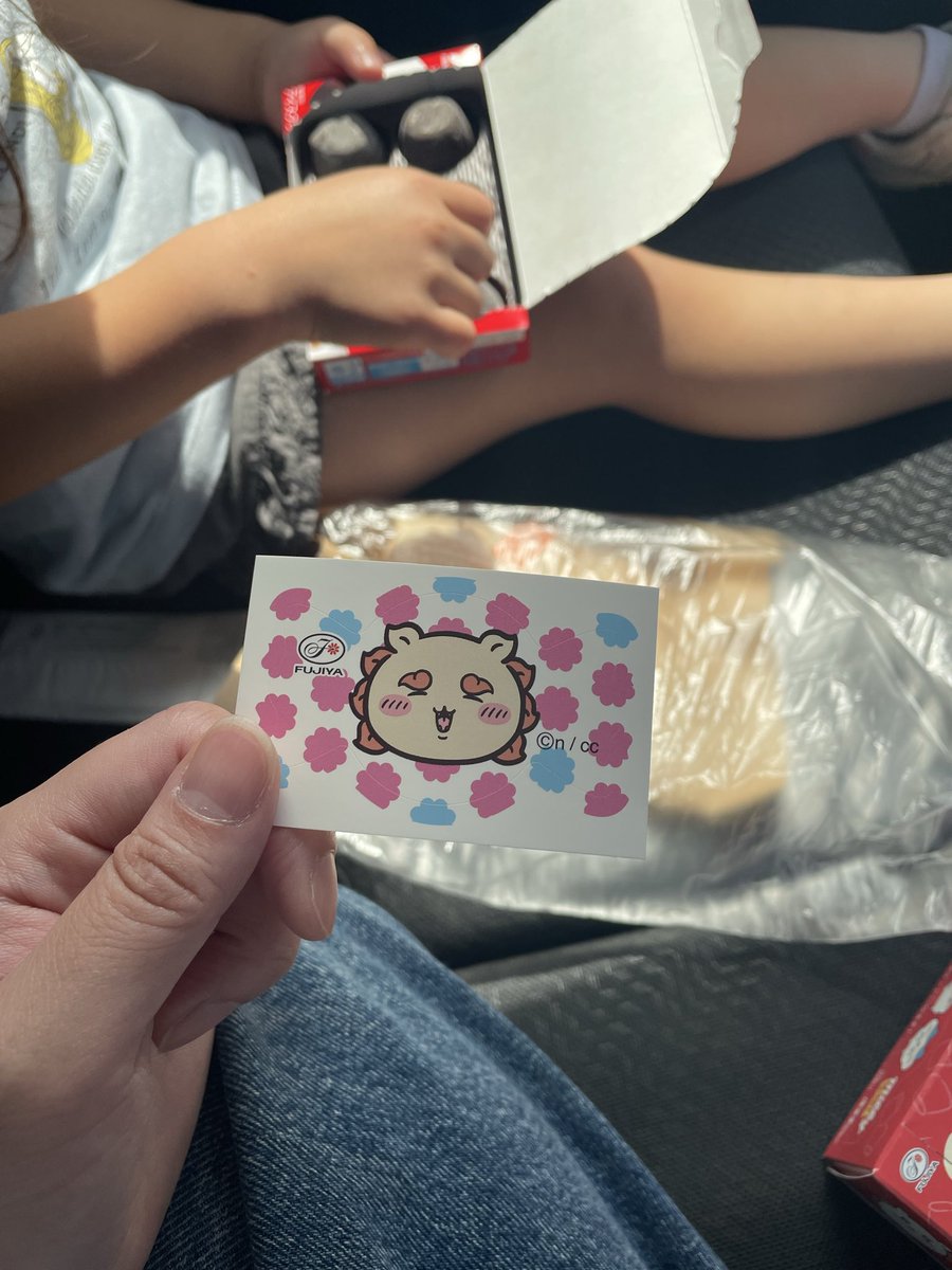 2992___'s tweet photo. セブンにガチャ巡り〜。まさかの末っ子ちゃん朝頭痛ーい😭で泣いてたので急遽お休み💦2人でガチャ巡りします！
ちいかわアイスラス1( ´ ` )シーサーちゃんでした🧡 https://t.co/0XOaJQXxgW