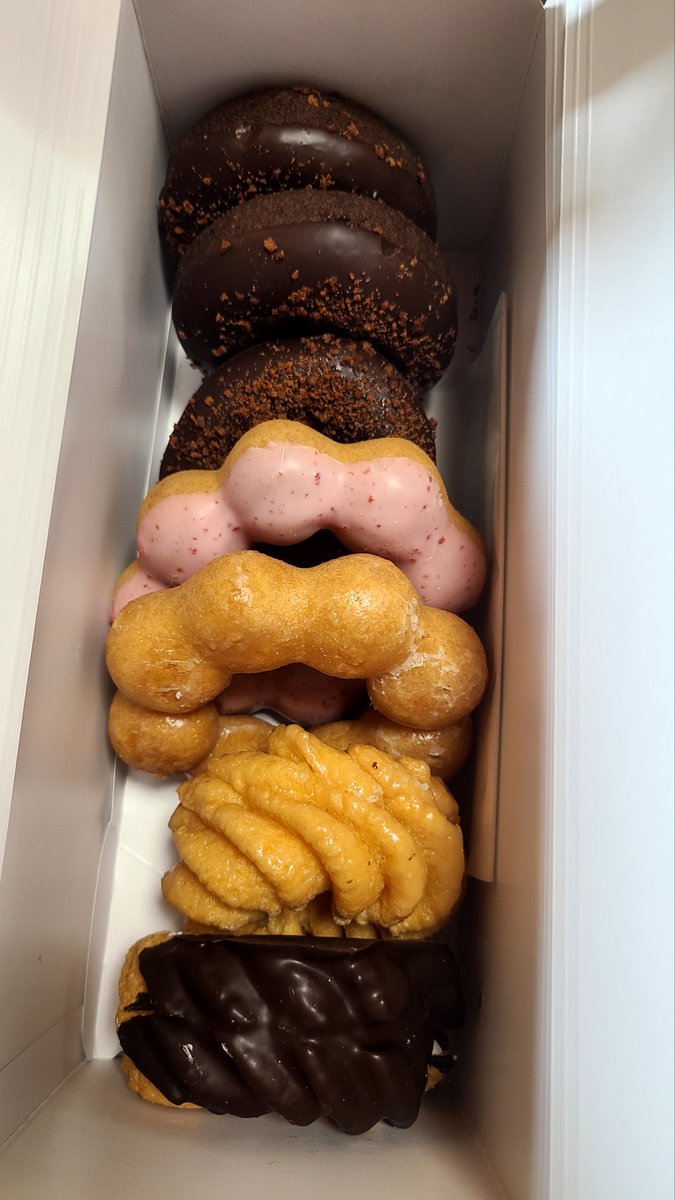 hunter24551's tweet photo. 昨日、夜勤中 無性にドーナツが食べたくなり
帰りにミスドに寄って7つ(2日に分けて食べる予定)買って帰ったら
それに満足して昨日1個も食べてない🤣

今日7個食べれるかな🤔冷蔵庫にいれたら何日持つんだろ https://t.co/n0tpU2mNUi