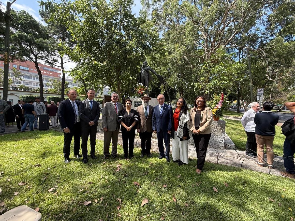 EmbRusaGuate's tweet photo. 09.06.2026 - Embajador S.Reshchikov participó en la colocación de la ofrenda floral al monumento de Miguel Ángel Asturias.
La ceremonia contó con la presencia del Ministro de Cultura y Deportes, Luis Méndez Salinas, dirigentes del MINEX, miembros del cuerpo diplomático. https://t.co/znVhJJxwz3