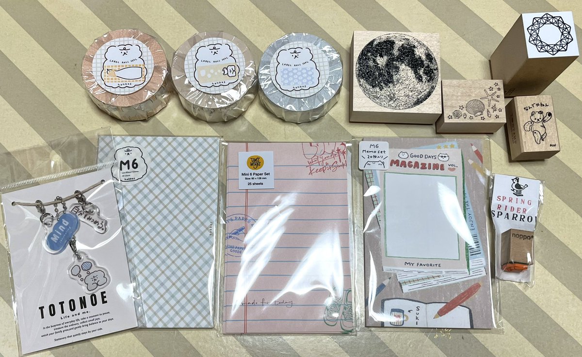snux_dr's tweet photo. 実は昨日プレミアムタイムの前に、伊東屋の押し活にも行ってきました。推し作家さんの作品がたくさんあった〜。会期終了間際なのに在庫がかなりあって、追納ありがたいです。紙ものも充実していて良いイベントだったな〜！
1階にもハンコがいたのでフィンランドの伝統柄となんでやねんベアをお迎え。嬉 https://t.co/G3Cmz2krA1