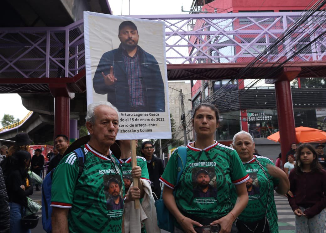 DesaparecerEnMx's tweet photo. 🗣️| Colectivos de familias buscadoras comienzan a reunirse en la estación del tren ligero Registró Federal, sobre la calzada de Tlalpan. 

Al momento hay familias de Puebla Guerrero Morelos Zacatecas Edomex Michoacan.

📸 @efra_tzuc https://t.co/J2j5QY5cFN