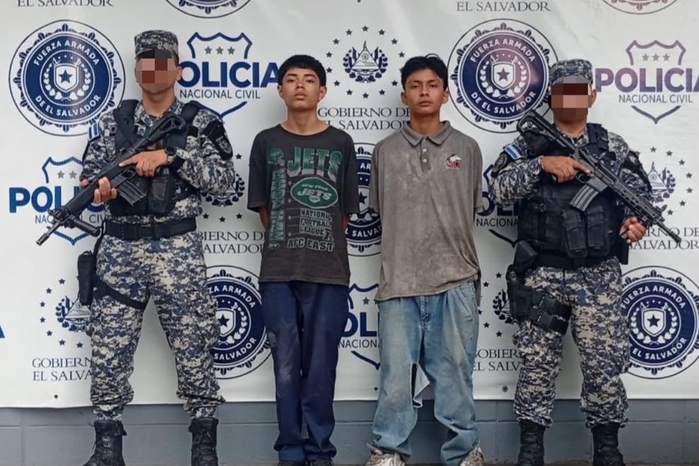 Vi11atoro's tweet photo. Somos intolerantes con este tipo de adolescentes que aspiran a levantar algo que ya está muerto. Sepan que por ningún lado van a poder reactivar a las pandillas en nuestro país. Los salvadoreños lo tenemos claro: terroristas, nunca más.

Tras una denuncia difundida en redes sociales y el trabajo de nuestras unidades de la @PNCSV, capturamos en Soyapango a Isaías Antonio Vásquez Cortez y José Carlos Ramos Palacios, identificados como pandilleros de la 18 Sureños. 

El control del territorio le pertenece al Estado salvadoreño y seguimos sin dar un paso atrás en esta #GuerraContraPandillas. Que esto sirva de mensaje para cualquiera que pretenda seguir ese camino: las pandillas fueron derrotadas y no volverán a levantar cabeza en nuestro país.