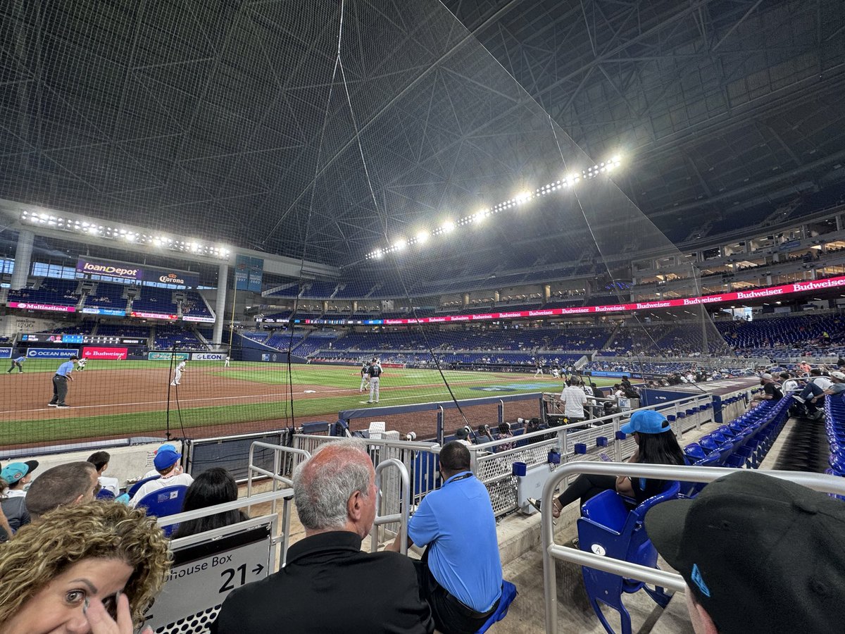 UNGRU's tweet photo. 10 @MLB stadiums! I got go to a @Marlins game thanks to @ryanpduffy. https://t.co/LC0rpwXFYA
