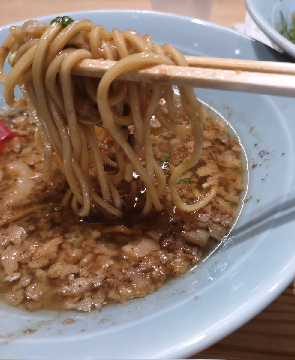 Sunami441's tweet photo. 残響へ。太麺に戻ったらと決めてたのですが良い評判しか見ず、これは戻らないなと初訪問。
ハイブリッドつけ麺大盛りで全マシ🍜冷たいブラックタレのまぜそばに醤油の温かいつけ汁で、面白いし美味しい。細麺は思ったより弾力がある。マヨは微妙。
結論=やはり太麺で食べたかったので再訪はなし😔 https://t.co/1IpNrBBlgU
