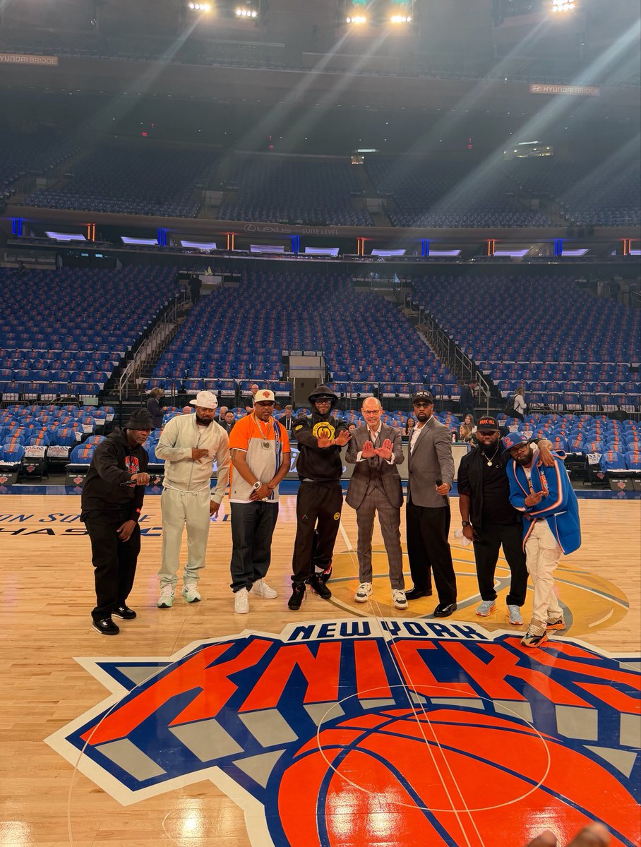 SportsVanessa's tweet photo. The most epic picture I’ve ever taken; Wu-Tang Clan with Ernie Johnson. 

They were rehearsing for their halftime performance and every single one of them stopped to say hi to EJ! 

@TurnerSportsEJ @WuTangClan https://t.co/oFLHbBaROd