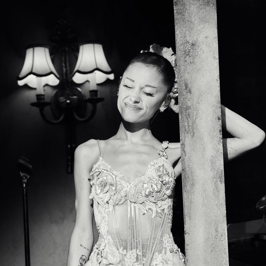 theonlygrande's tweet photo. please stay happy forever ✧˖⋆˙˚⋆˖⊹𐙚 https://t.co/vMEJCqECR7