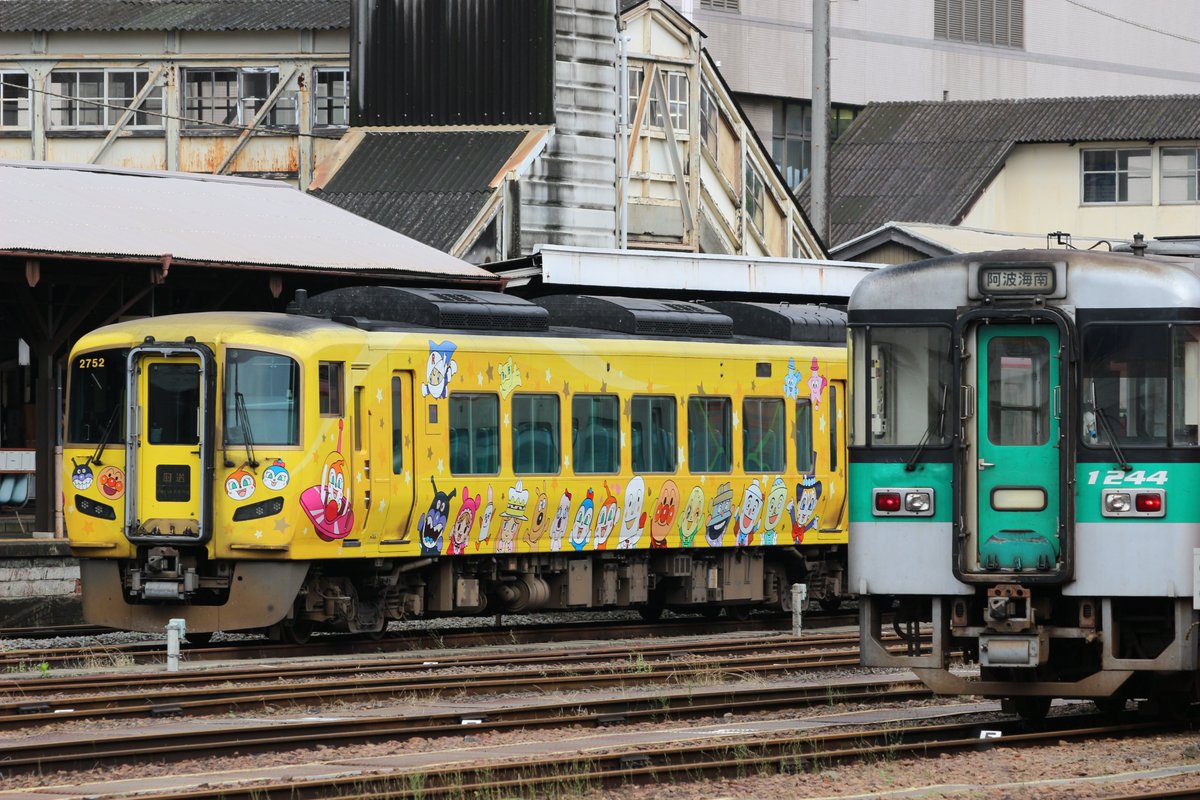 Arisu_8001's tweet photo. 2026 6/9
3008D 2714＋2758＋2706＋2752
黄色アンパンマン列車の2700が土讃線で斜面崩壊の影響により、徳島線経由で迂回回送されました。
到着後うずしお8号に増結して高徳経由で向かっていきました。普段来ない車両が増結される珍しい事態でした。
撮影された方々お疲れ様でした。
#アリスの鉄道写真 https://t.co/nNMEGEr0tg