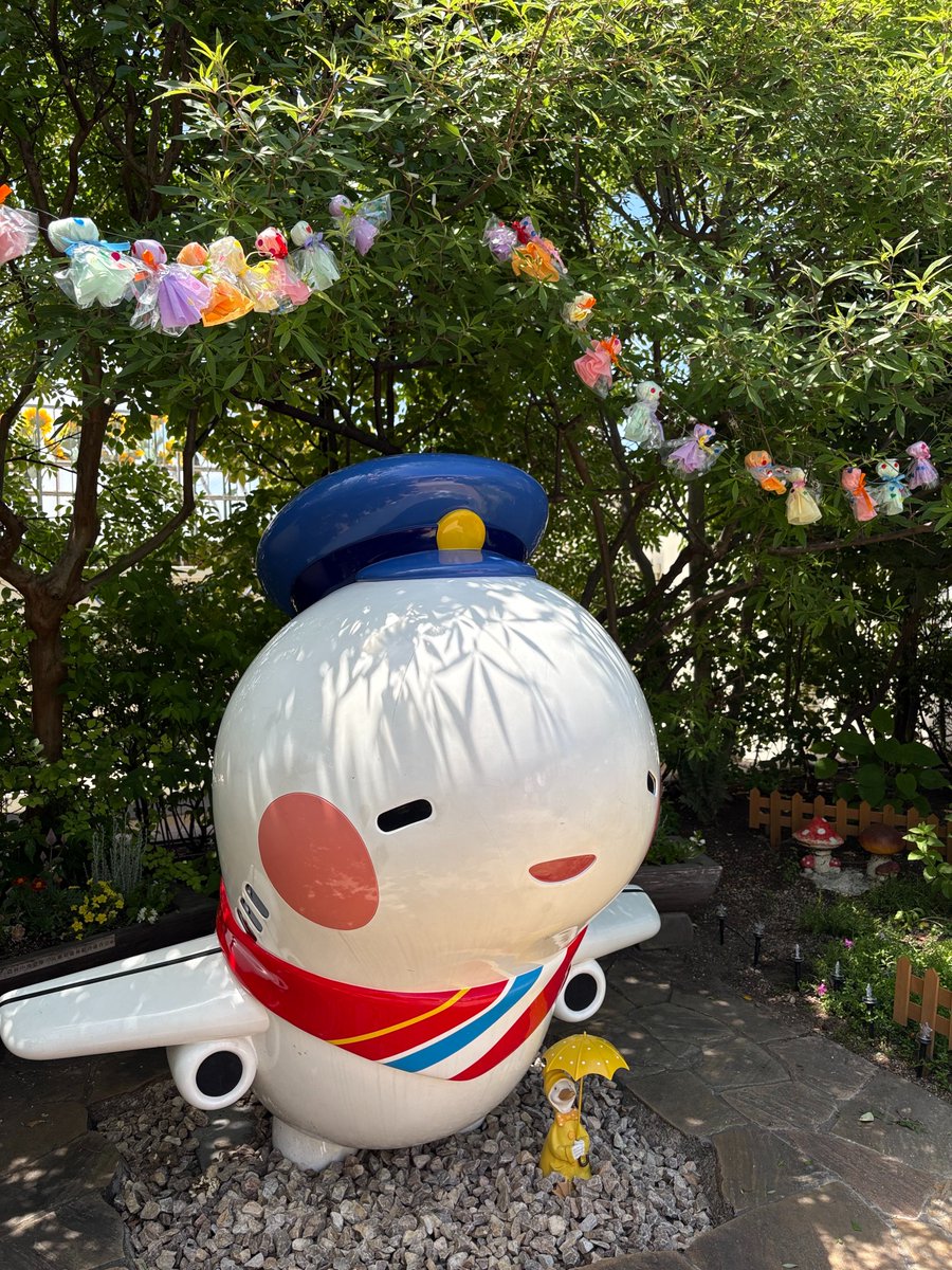 kankun_sorayan's tweet photo. ITAMIのそらやんのおにわに、てるてる坊主がやってきたやん～❤

「そらやん保育園」のお友達がてるてる坊主を作ってくれたやん！
雨でも楽しい気持ちになるやん～☂✨ https://t.co/OzudHq96Jg