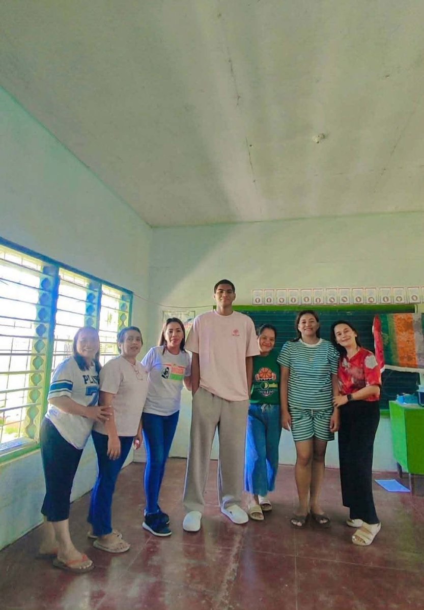 volleybagan's tweet photo. On that same day, he went back to his elementary school and participated in Brigada Eskwela. Nangako pa siya sa mga teachers niya. 

Napakabait na bata. 😭 https://t.co/Mj8uFsKZUn