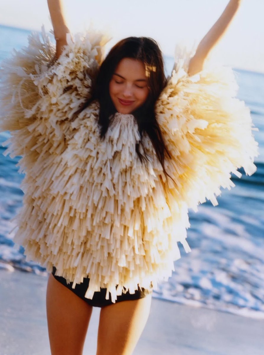 oliviarodrbr's tweet photo. Olivia Rodrigo sobre qual título escolheria para um filme de sua vida, para a BBC.

"Eu vou manifestar um título incrível como: 'Olivia Rodrigo vive a vida mais feliz e alegre que qualquer cantora e compositora já viveu'." https://t.co/EmKjDlH1f2