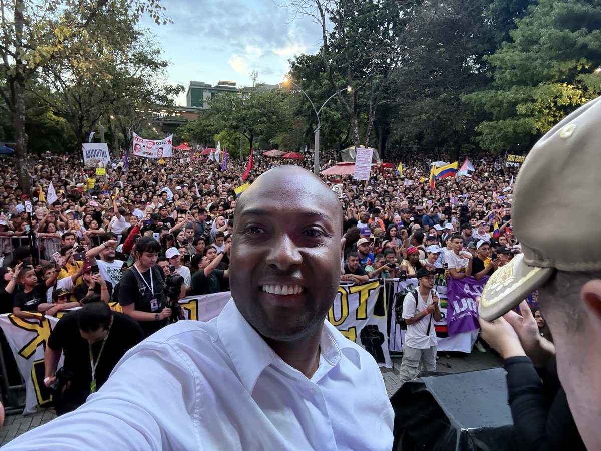 waltersalasq's tweet photo. Medellín se la juega por la vida.🫰🏾
Hoy vivimos una jornada llena de esperanza, alegría y compromiso con el futuro de Colombia. Cada abrazo, cada sonrisa y cada voz nos recuerdan que el cambio se construye junto a la gente.  Seguimos caminando con convicción hacia un país más justo, digno y en paz. ¡Vamos con toda! 🇨🇴❤️