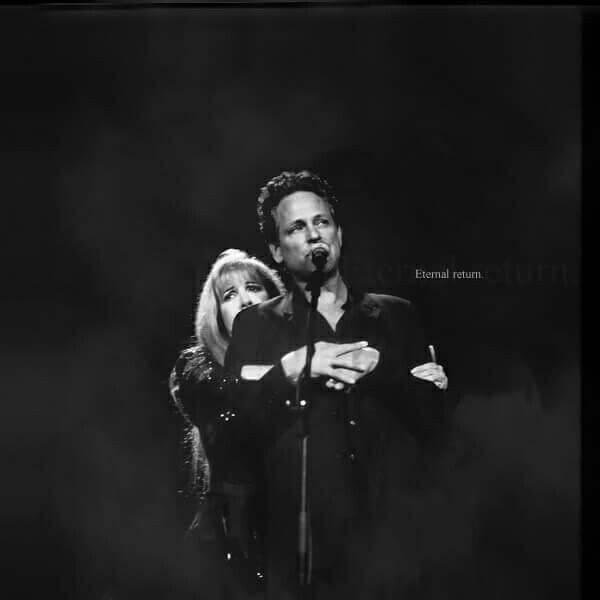 chemitaares's tweet photo. Recordemos que en un benefico Stevie terminó subiendo al escenario a Lindsey y Mick.... Y obtuvimos SYW solo tiro este dato y me voy. https://t.co/fMlc3qqW4l