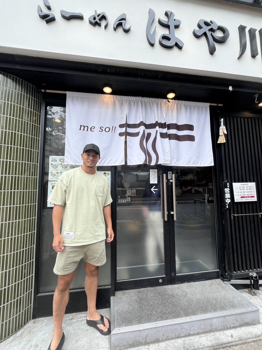 hayakawa_kego's tweet photo. アビスパ福岡　上島拓巳選手ご来店いただきました🍜🐝
いつもアツいプレーをありがとうございます🔥

#らーめんはや川警固店 https://t.co/hsUbK1gSK6