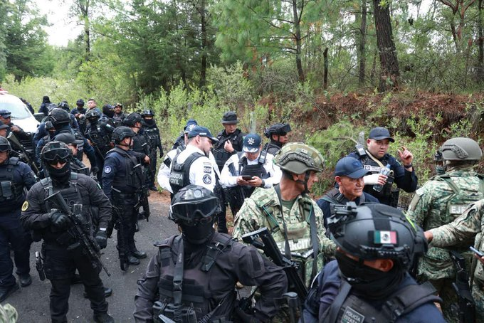 monicagarzag's tweet photo. 5 elementos de la Guardia Civil murieron y otros 5 resultaron heridos en una emboscada criminal en La Mojonera, Michoacán. https://t.co/fKkKYW2pca