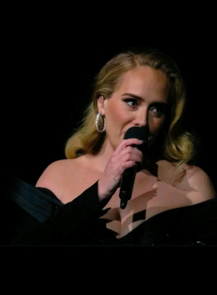 gilda_patetta's tweet photo. DÍA 5️⃣4️⃣9️⃣✅️ @Adele y su #weekendswithadele 46 en su aura y outfit de Saturno🪐🖤🖤🖤Diosa total👑
#adele #Daydreamers https://t.co/MR7dyCkJnx