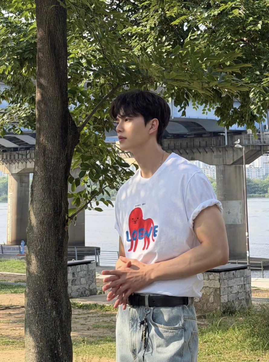 We delivered a special gift celebrating Song Kang's first fan