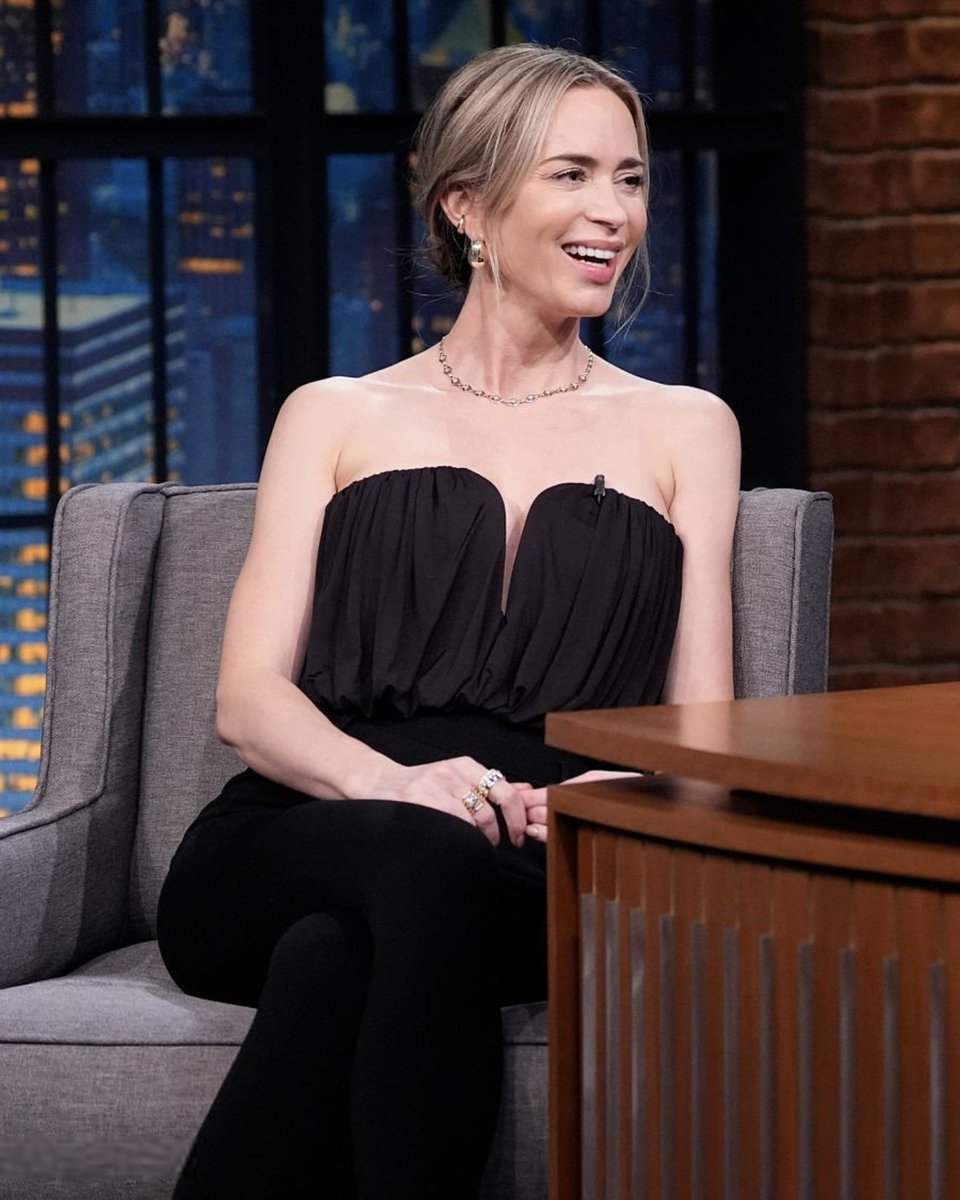 badpostblunt's tweet photo. Emily Blunt at The Late Night with Seth Meyers. https://t.co/EyHs6RNKHB