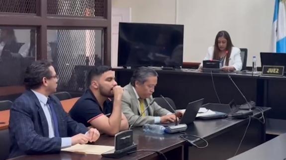 SaptaDigital's tweet photo. #Nacionales 
🔴 Condenan a 70 años de prisión a Kevin Rivas Cordón por el secuestro, violación y asesinato de su prima, Litzy Cordón. 
La sentencia fue dictada por el Tribunal de Mayor Riesgo B. 

El fallo fue respaldado por las juezas Eugenia Castellanos y Missulla Solís. 
Sin embargo, destacó el voto razonado de la jueza vocal Marling Mayela Gonzales Arrivillaga, quien argumentó tener "dudas razonables" en el caso.
#SaptaDigital #Guatemala
