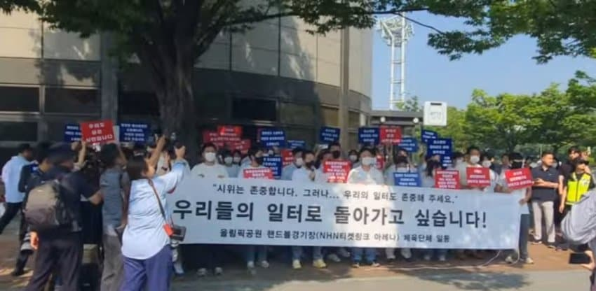 trump_yoon's tweet photo. ???? 저기 나간 시민들은 일터 없는 줄 앎? 
시민들한테 하지말고 선관위한테 가서 항의하라고!!!!!!!!!!!!!! https://t.co/Hu3F8UIFOa