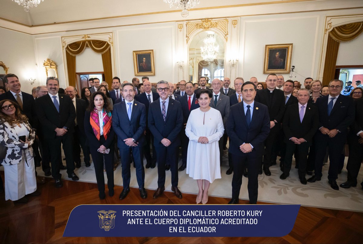 CancilleriaEc's tweet photo. Renovamos nuestro compromiso con una diplomacia productiva.

El canciller @robertokuryec se presentó ante el Cuerpo Diplomático acreditado en el Ecuador durante un emotivo acto en el que se rindió homenaje y se despidió a la ex canciller @gabisommerfeld. https://t.co/wnOfkN2G0i