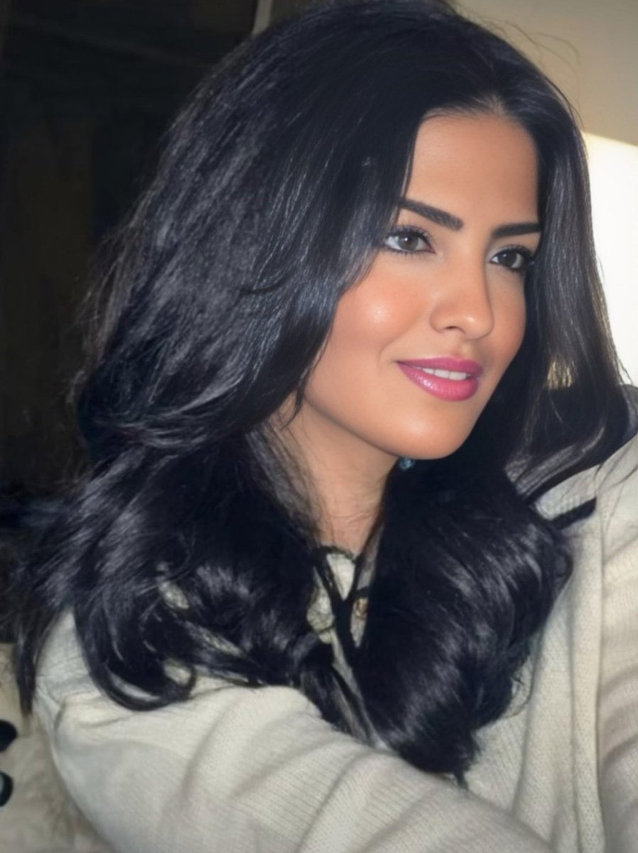 rym_raim's tweet photo. سؤال للنقاش 
لو خيروك وش تختار ؟؟
 ◯ انا
 ◯مليون ريال https://t.co/pCUtqLKyf2