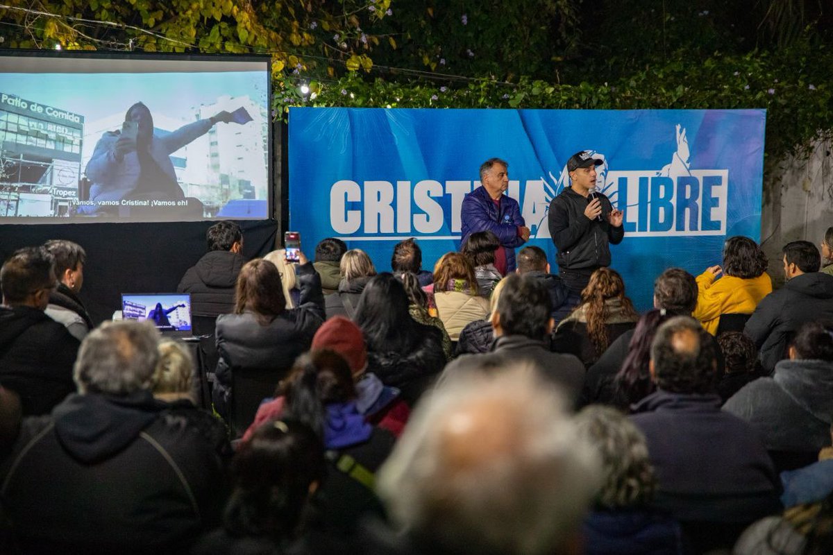 aJulianAlvarez's tweet photo. A un año de la proscripción de la compañera Cristina Fernández de Kirchner, seguimos organizándonos frente a su injusta detención.

En palabras del Indio, no serán los "vencedores vencidos" quienes vuelvan a poner al Pueblo en la Casa Rosada, solo un peronismo, firme en sus convicciones, y conducido por Cristina, puede volver a organizar los sueños colectivos de miles de argentinos que luchan por tener nuevamente una Patria justa, libre y soberana. 

El próximo 20 de junio, todos y todas a Parque Lezama ¡Cristina es inocente y la queremos libre!