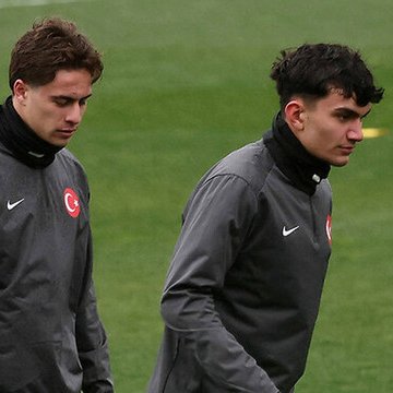 beehaber's tweet photo. Can Uzun, çocukluk arkadaşı Kenan Yıldız’la aynı sahnede olmayı “delilik” diye anlattı:

🔹 “En iyi arkadaşımla 5-6 yaşından beri beraberiz.”

🔹 “Her gün beraber futbol oynuyorduk.”

🔹 “Şimdi burada olmak bizim için delilik.”

🔹 “Bizim için normalleşti ama aslında normal bir şey değil.”

🔹 “En yakın arkadaşınla Dünya Kupası’nda olmak normal değil.”

🔹 “Bu deneyimi beraber yaşayabildiğimiz için çok mutluyuz.”

🔹 “Çok eğlenceli.”