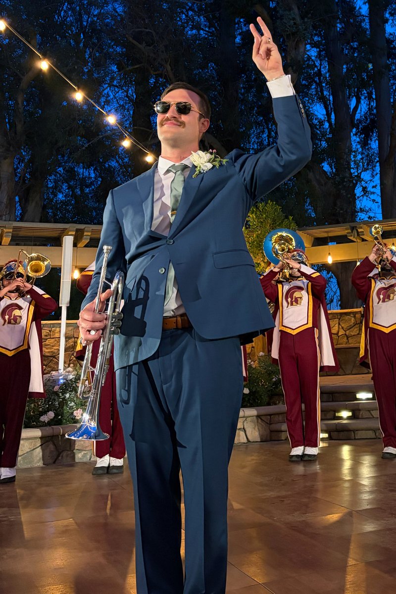 USCTMB's tweet photo. Congratulations to Keith (former @USCDrumMajor and @TMBTrumpets member) and Ash (@USCAlumni and @uscfb superfan) on their nuptials last weekend.

Keith "got down" that night with the help of a 10-piece band and some of his best alumni friends. https://t.co/I5A8MMlZRW