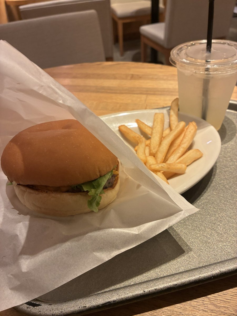 harmonics_lucy's tweet photo. たまに打ち合わせで使うハンバーガー屋さん！
美味しかった！分かりにくい画だなw https://t.co/TT9Dny4S8M