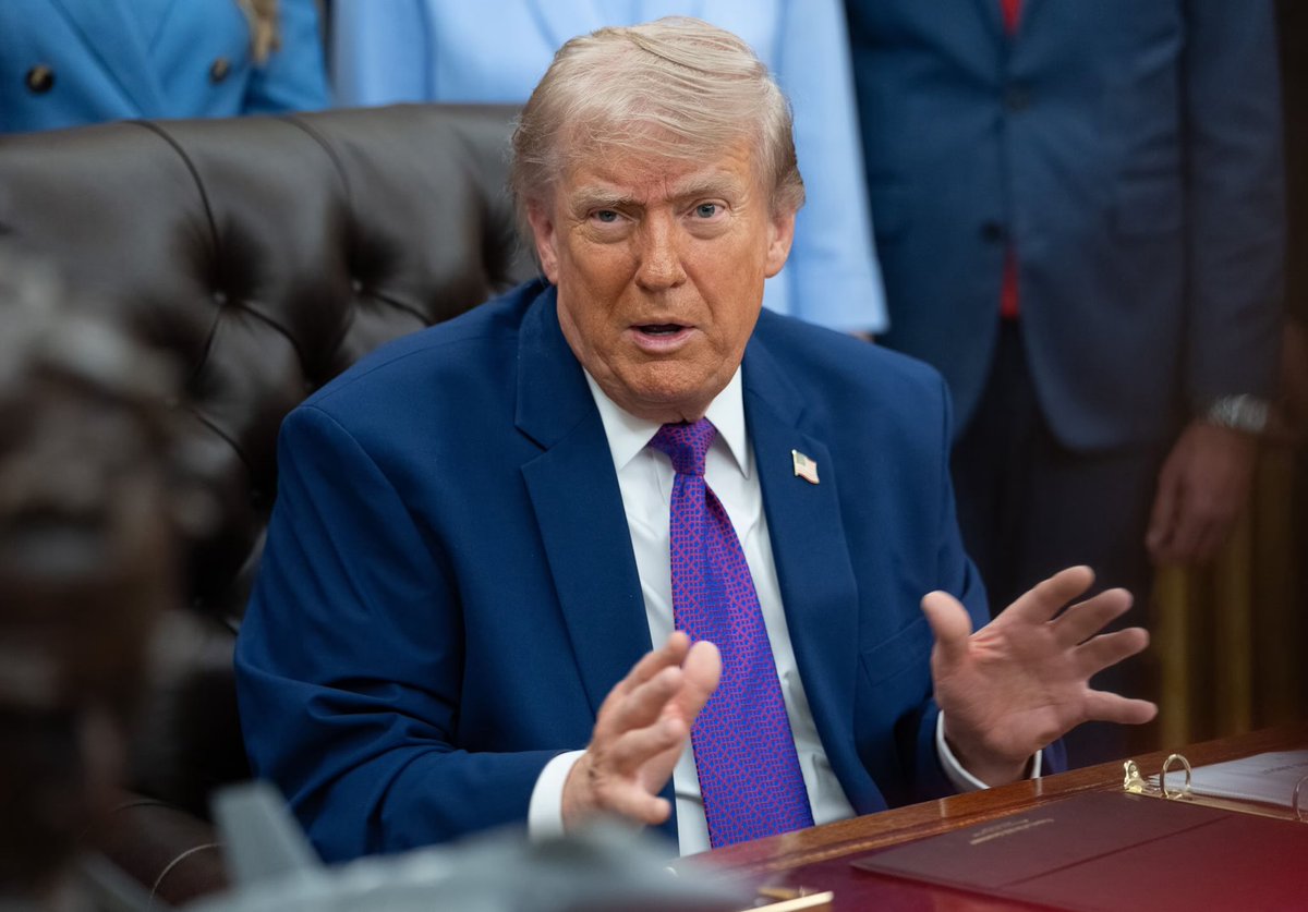 LucasSa56947288's tweet photo. It looks like Donald Trump has a mole in the White House.

I’m pretty sure that someone in the White House is leaking to the press.

Who could possibly be leaking? https://t.co/zOMT1q8ptt