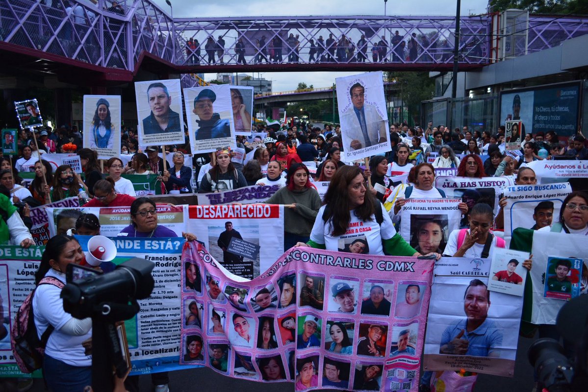 anonopshispano's tweet photo. 🔴 Mientras la CNTE se lleva todos los reflectores, parten familiares de desaparecidos en pacífica manifestación desde el tren ligero hasta el Estadio Azteca, exigiendo justicia. https://t.co/U5750MD0Pr
