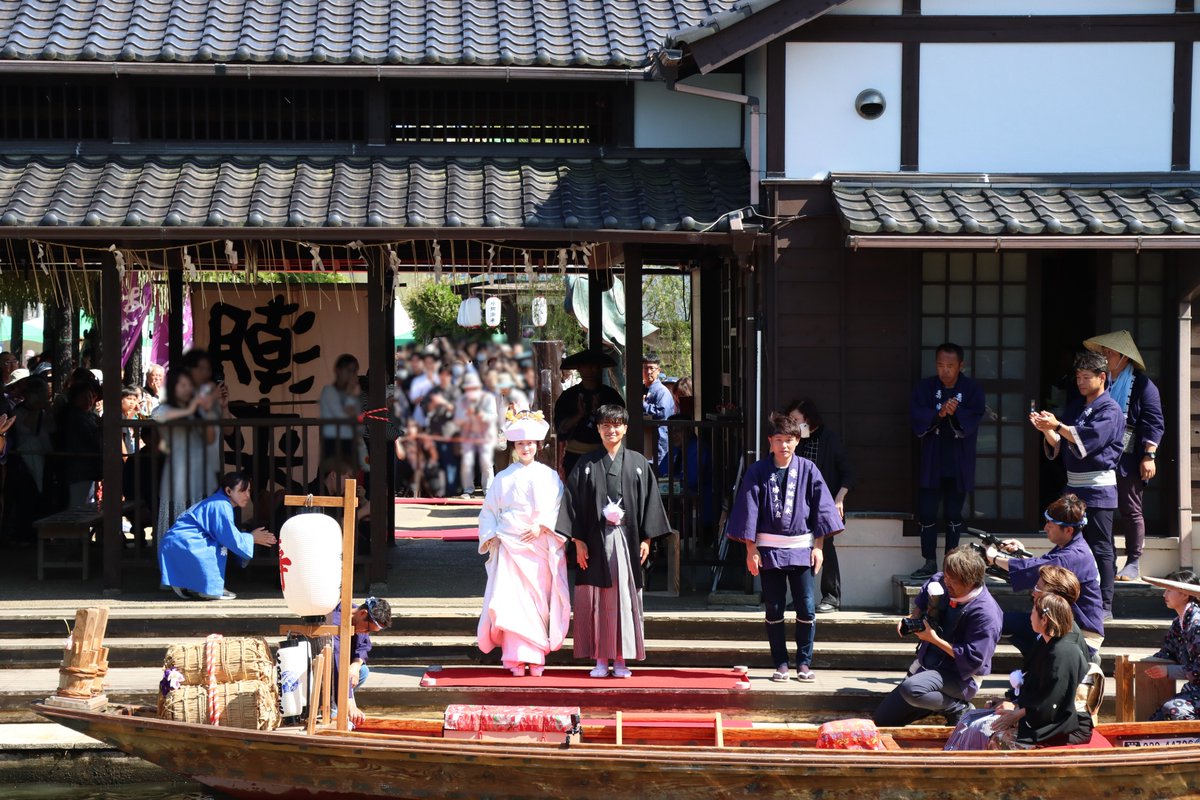 kanko_ibaraki's tweet photo. #水郷潮来あやめまつり は6月21日まで開催中🌸

先日会場を訪れ、伝統行事「#嫁入り舟」に心を打たれました
花嫁を乗せた舟が水路を進み、あやめ園で待つ花婿と出会う場面は、水郷潮来の情緒と祝福に満ちた特別な光景でした✨

ぜひ現地でご覧ください🌿

https://t.co/RB5BcIAlK4
※写真は潮来市提供 https://t.co/DQuGjzSXEX