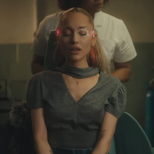 buwygibxo's tweet photo. wait i just noticed peaches isn't wearing her necklace for the tour visual https://t.co/q9pte4NWH1