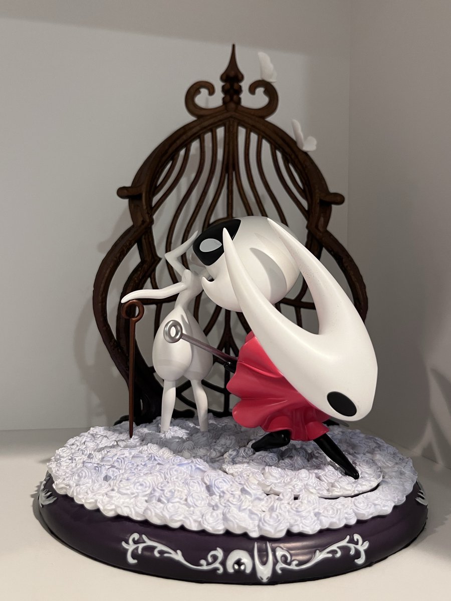 yuritribbing's tweet photo. this is a *stunning* little figure and i am super happy with it. excellent addition to my collection. love the little base symbol with both their heads ❤️🤍 https://t.co/JTvKic7KkV