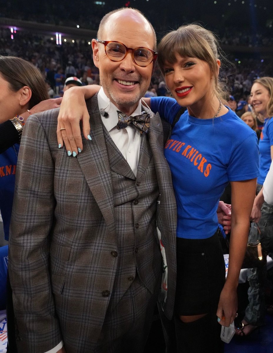 TheSwiftSociety's tweet photo. 📸| Taylor Swift alongside TNT Sports broadcaster Ernie Johnson courtside. https://t.co/GYyYkl88AN