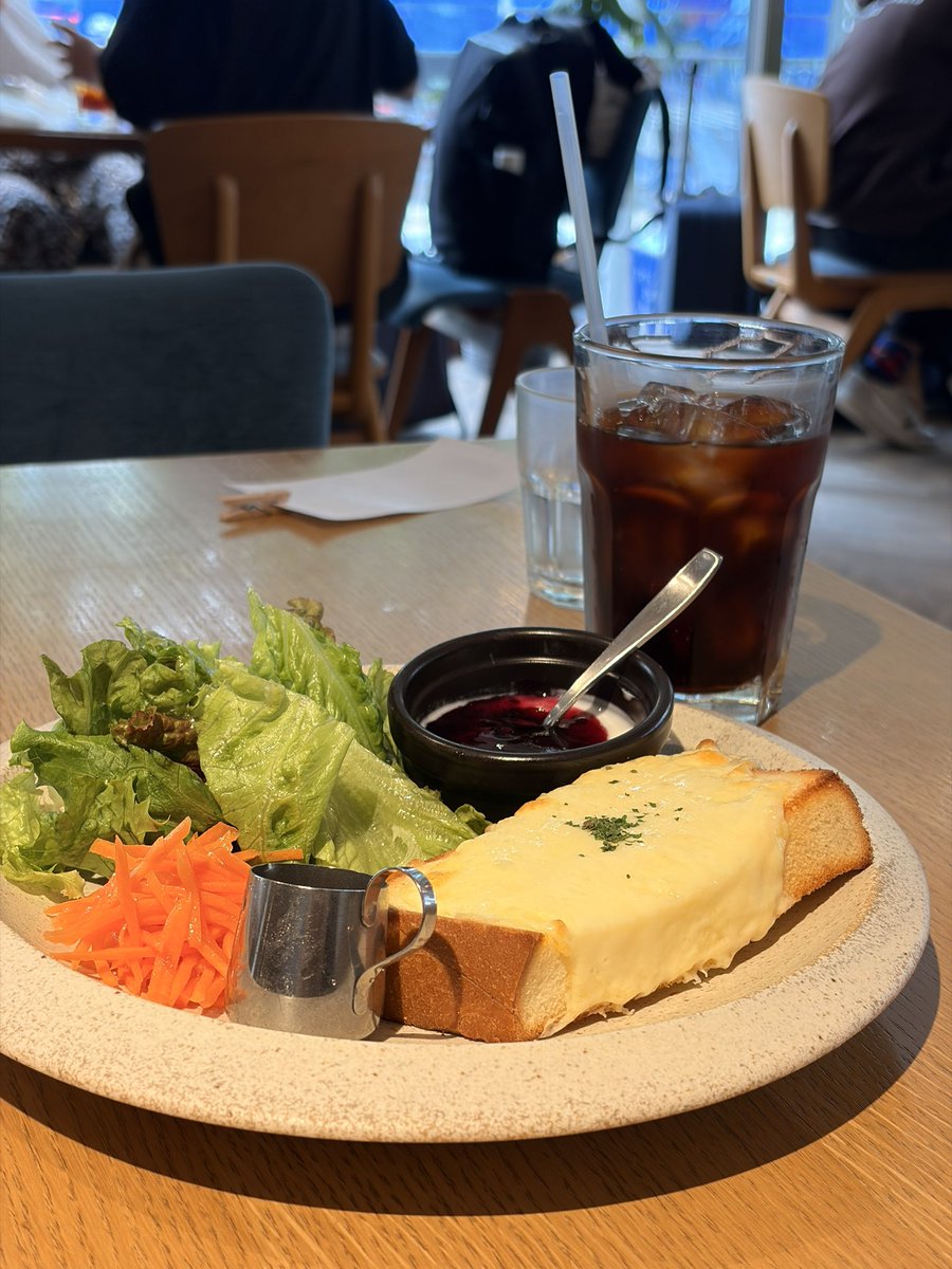 Penta3I's tweet photo. 渋谷でモーニング、場所柄座るのに1000円はかかる。いやむしろ、この場所なら安いのかな。
モバイルオーダー後２時間制なんだけど、隣のおばちゃんズがずっと注文せず時間稼いでいてセコいww https://t.co/vuhqINyijo