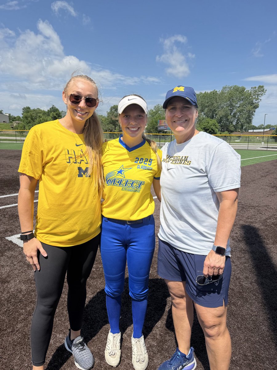 berlin_gladbach's tweet photo. I had so much fun today at the KC Connect Camps! Thank you to all of the coaches who spent their time with us today! @CarmynGreenwood @CoachBrundage @CoachDeifel @Coach_Alameda @TCam_FSUSB @coachkiwij @D1Softball @TGETalent @TOP_D1RECRUITS @ejonesrockchalk @selectjonescarr https://t.co/h8jKKqq0fe