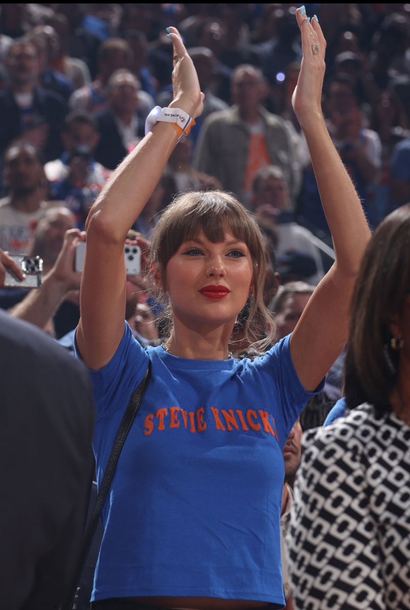 SwiftNYC's tweet photo. Taylor at the Knicks game tonight with her “Stevie Knicks” shirt to support them in their Game 4 finals championships! 🏀 https://t.co/iYkmKRXgKQ