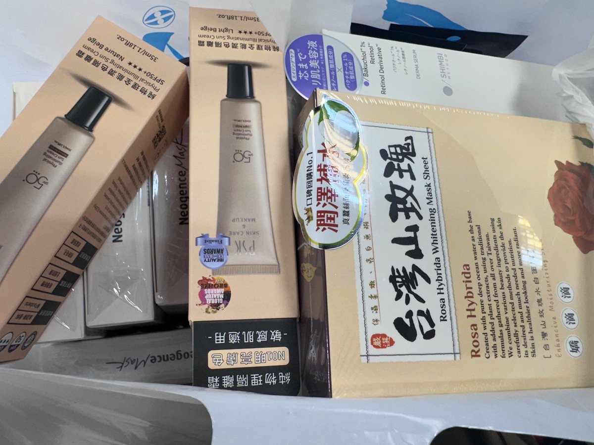 rgoodwq's tweet photo. 台北のPOYA はどうしてこんなに楽しく買い物できるんだろう。
最近ネットでおすすめされていた美容液と、たくさんのフェイスマスクを買いました。 https://t.co/EJJFIQqDbh